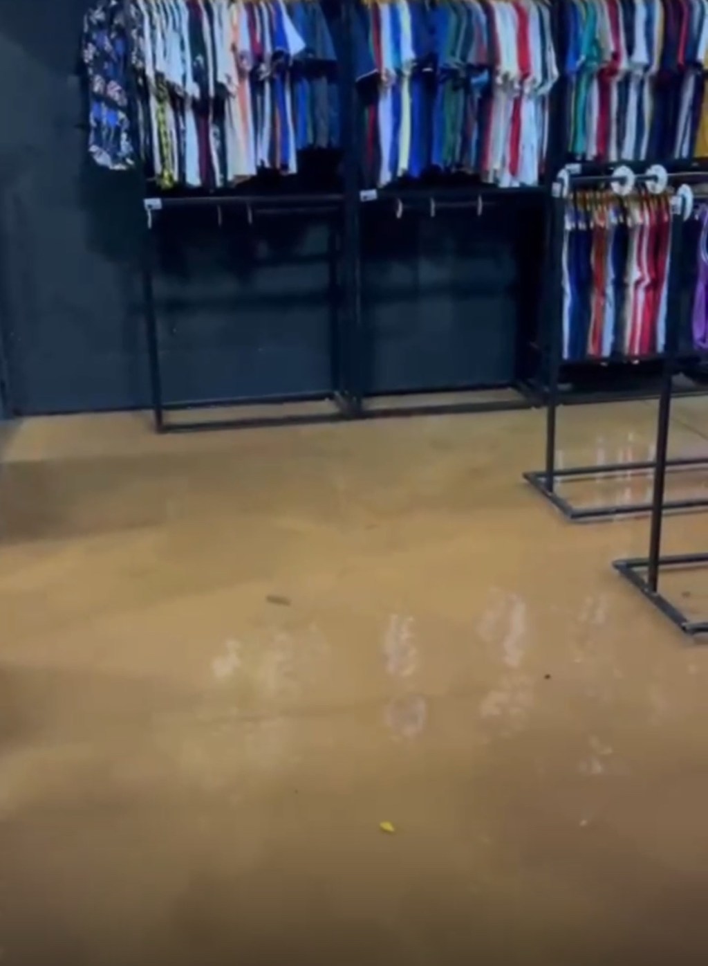 “Desesperador, mano”: empresário do Gama perde mercadorias após chuva invadir&nbsp;loja